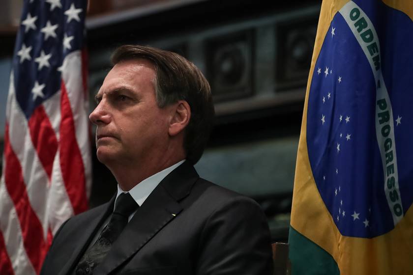 Bolsonaro assina documento de consagração do Brasil ao Coração de Maria